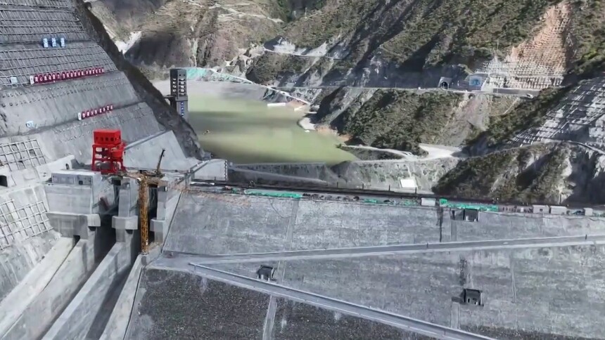 大渡河金川水电站成功下闸蓄水