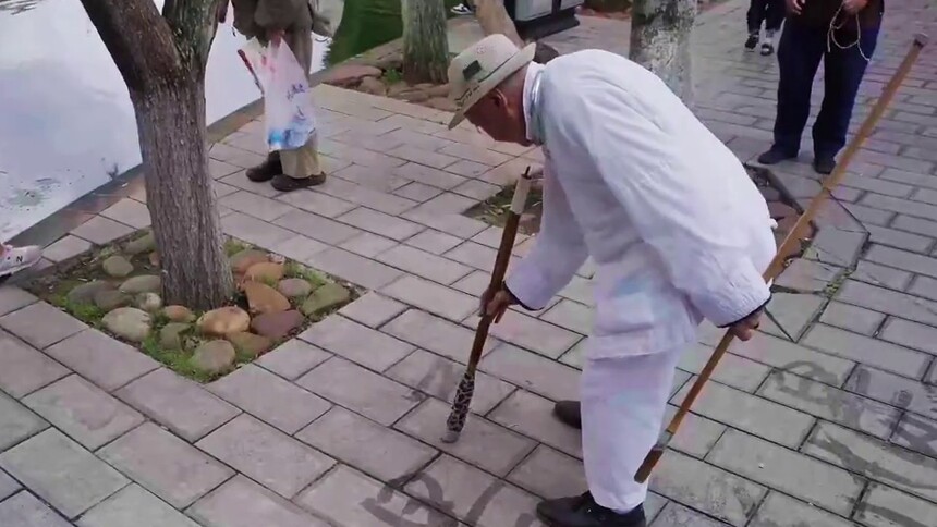 104岁李文波力大无穷耍大刀