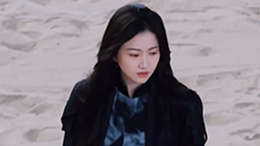 景甜《龙骨焚箱》片场路透 眼眸低垂神色落寞