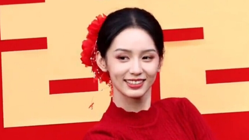 周也《红舞鞋》新造型释出 复古红妆明艳娇俏