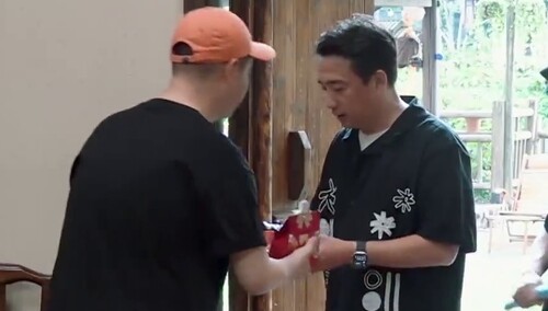 新郎官马頔在蘑菇屋发喜糖 黄磊现场回赠红包