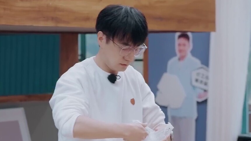 王铮亮沉浸演绎塑料袋舞