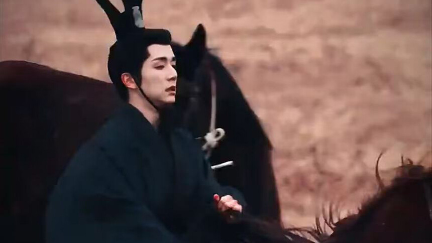 张新成《秦谜》骑马路透 古装造型草原驰骋