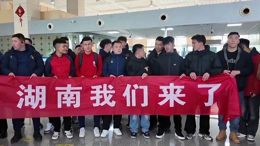 吐鲁番足球队出征湘超 娄底派出代表千里相迎