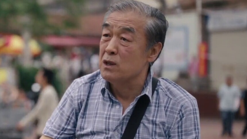 张建彬向周爱英道歉，并拍下了周爱英跳舞的照片