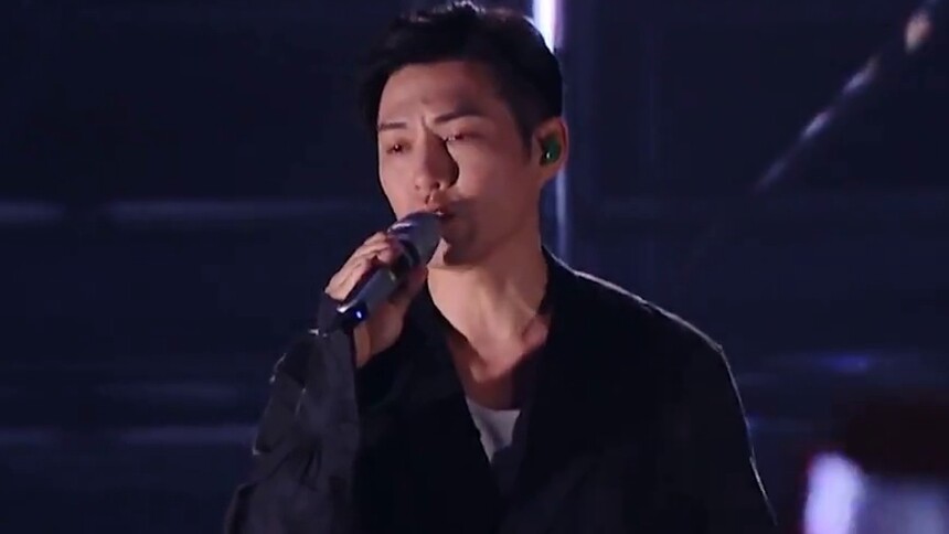 严屹宽《该不该》心动直拍