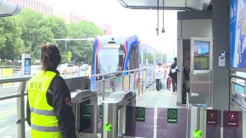 揭秘湘超万人赛事“流动密码” 株洲“马路上跑的火车” 智轨助力万名球迷赴球场