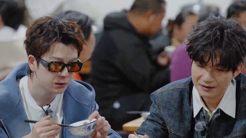 王栎鑫吃腊排骨把人馋哭了