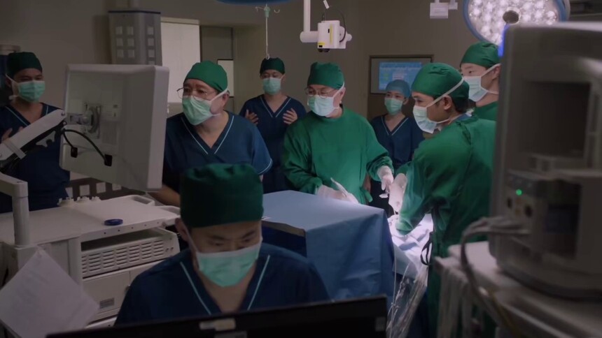 顾诗宜手术过程中，吕院赶来亲自指导手术