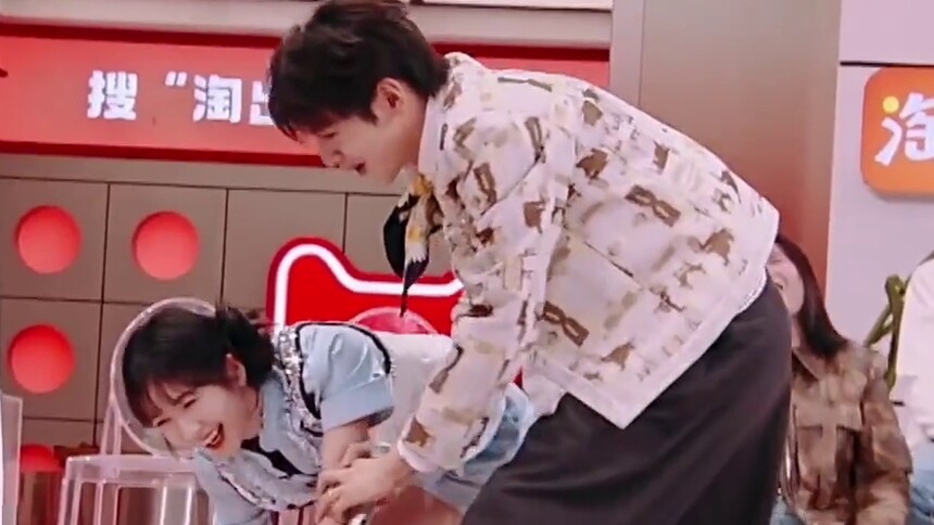 太甜了！翟潇闻回头接杨肸子