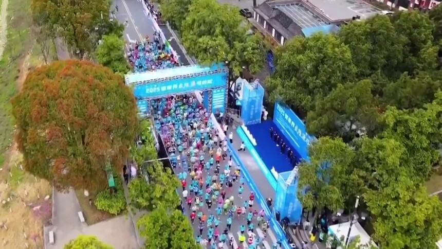 2025张家界武陵源马拉松鸣枪开跑