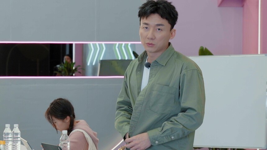 王坤对着镜头“疯狂输出”，队友：老综艺人了