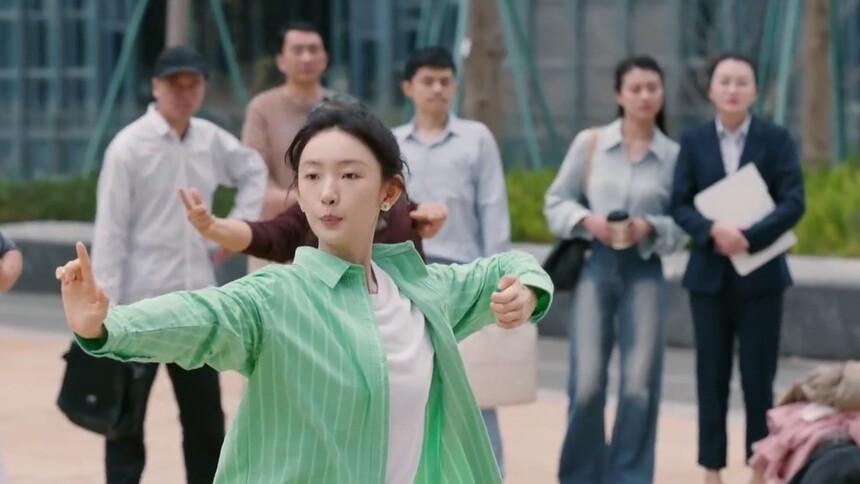 妹妹在CBD楼下带众人打八段锦 拉姐姐一起