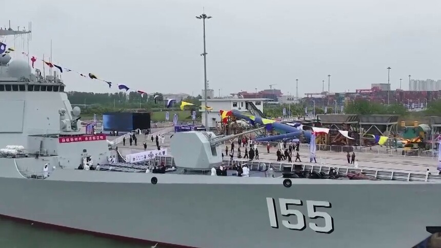 江苏泰州：海军南京舰和六安舰向公众开放