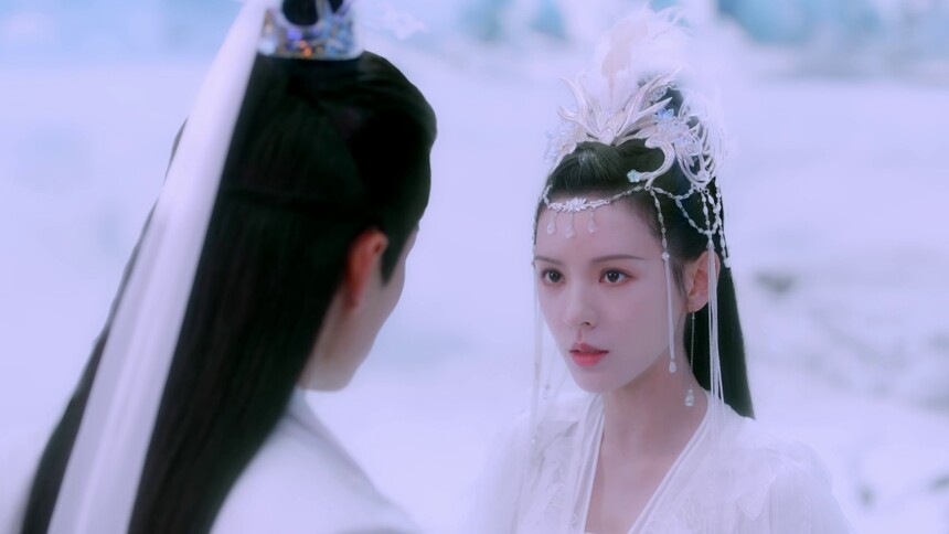 《千秋令》第1集看点：霓凰误入大佬村，战神白颜操碎心