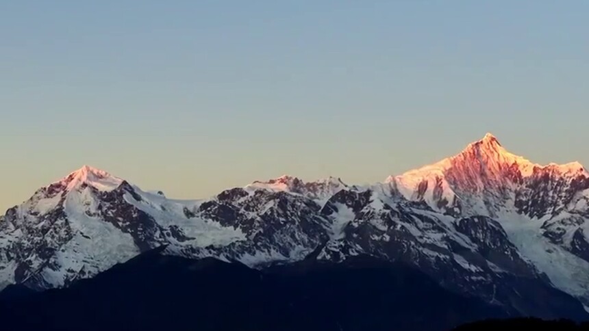 梅里雪山2026年首个“日照金山”