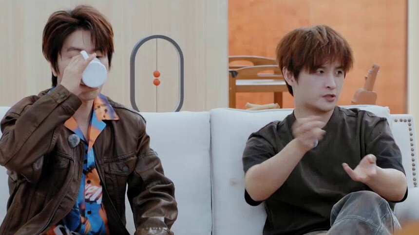 陈小春苏醒聊孩子 张远陆虎坐小孩桌