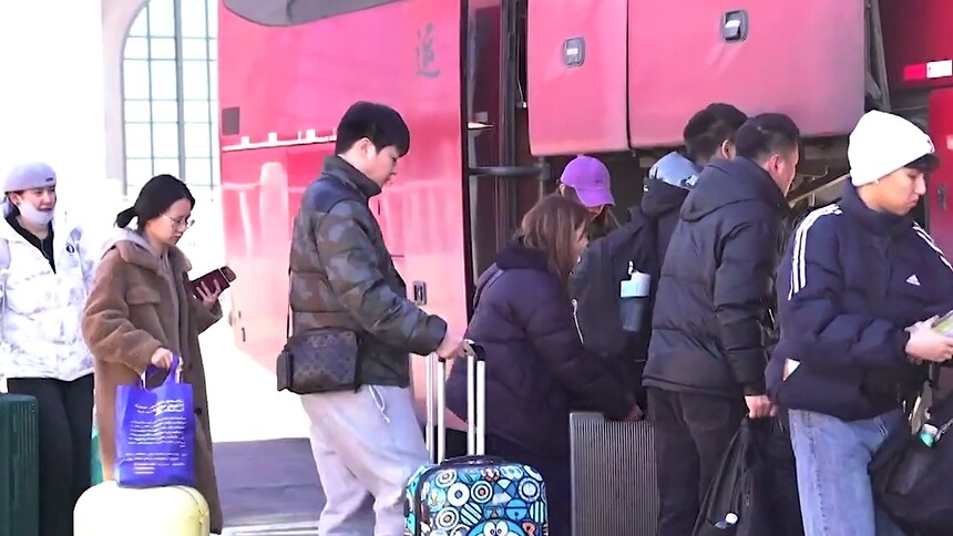 霍尔果斯口岸2025年共验放出入境旅客163.8万人次