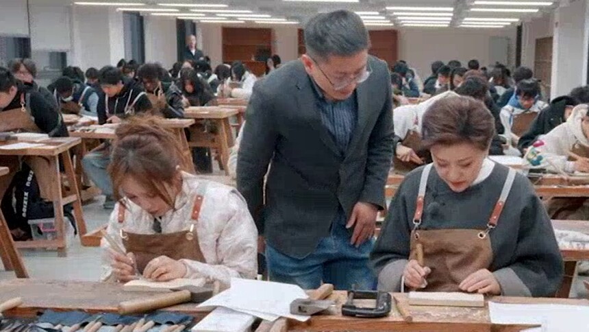 《新生万物》精彩抢先看：杨澜孟佳体验雕刻工艺