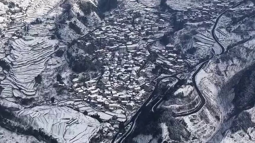 杭州临安：峰峦裹素装 雪村美如画