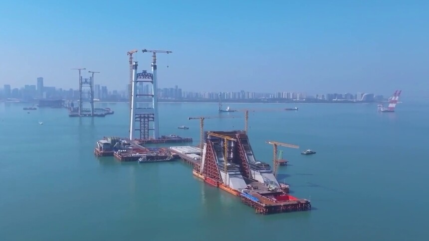 塔吊司机李建国 “工位”海拔178米 我在“云端”建大桥