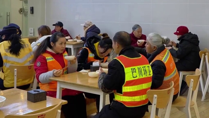 重庆铜梁：给一线市政环卫工作者送一碗腊八粥