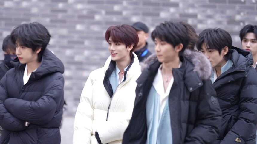 时代少年团路透惊艳释出 七位少年的松弛感直接拉满！