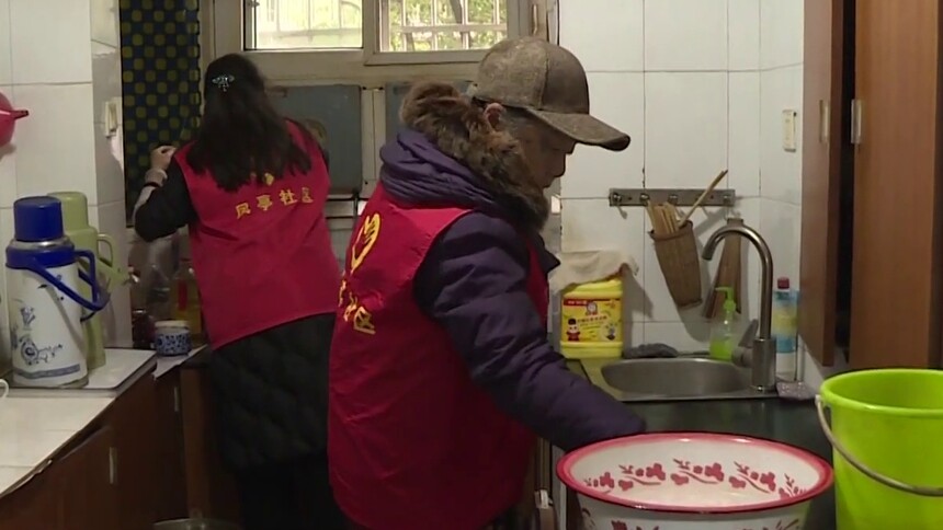 积分激励志愿服务 “湘妹子能量家园”活力四射 八旬奶奶一人独居 志愿者上门搞卫生