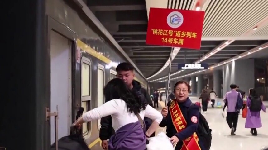 温暖回家路 爱心专列驰骋千里 送400名老乡回家过年