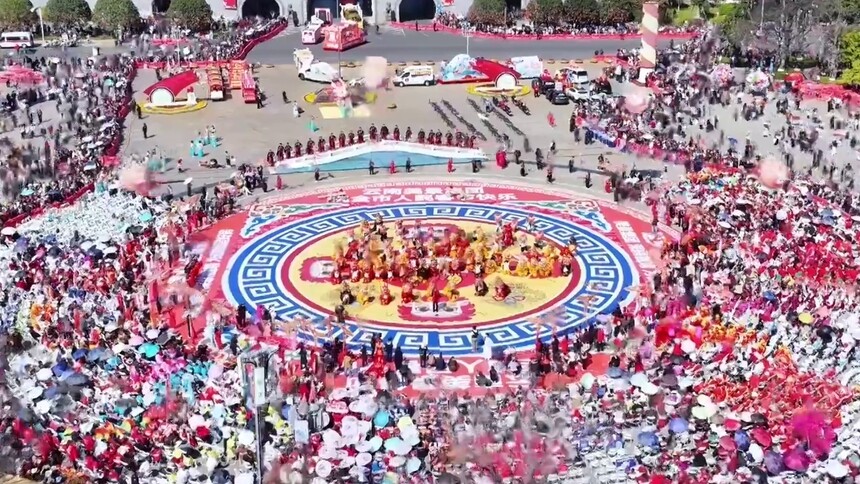 云南曲靖：千人共舞麒麟 传承文化年味浓