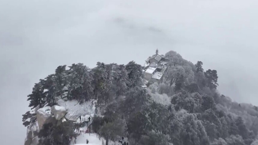 春雪落华山 素装迎客来