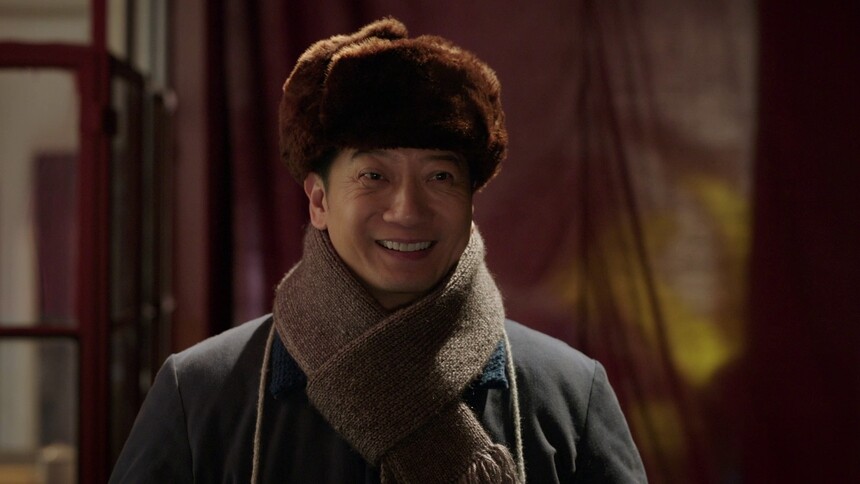 苏小曼在剧场跳舞 庄先进苏小曼二人相拥