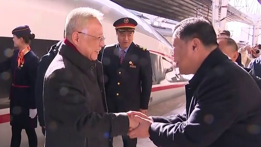 在湘全国人大代表抵达北京 沈晓明等同车抵达