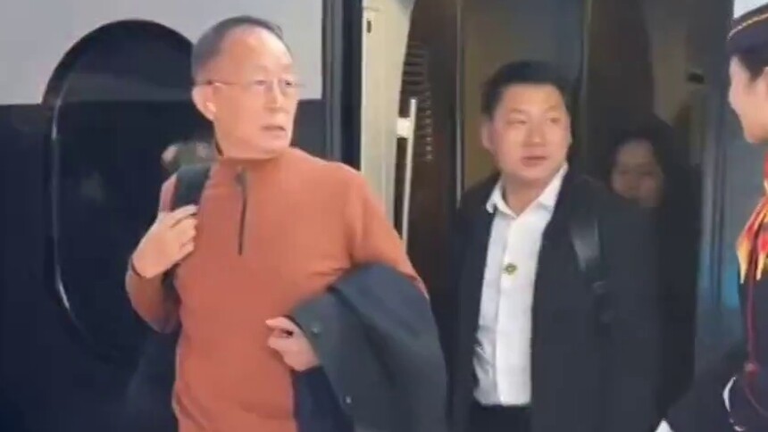 春风策马跃新程！到北京啦！向大会报到！在湘全国人大代表抵京