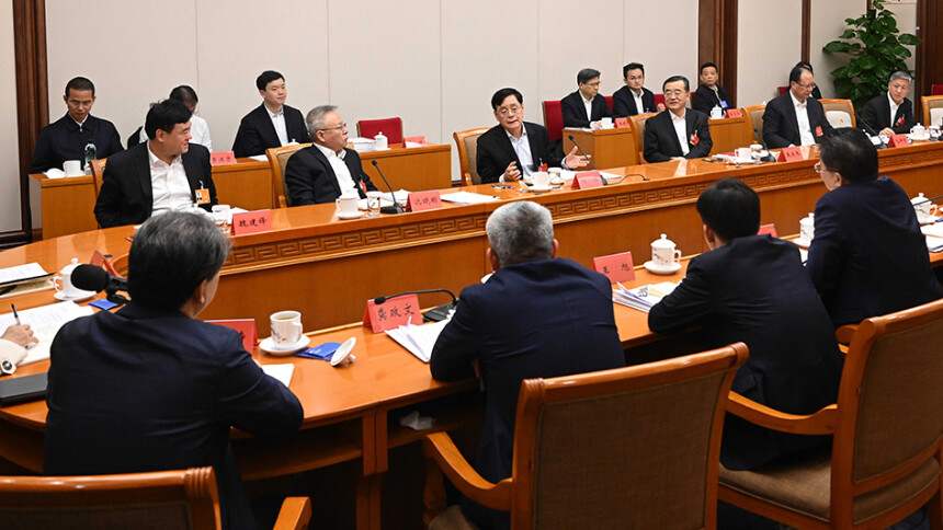 湖南代表团举行分组会议