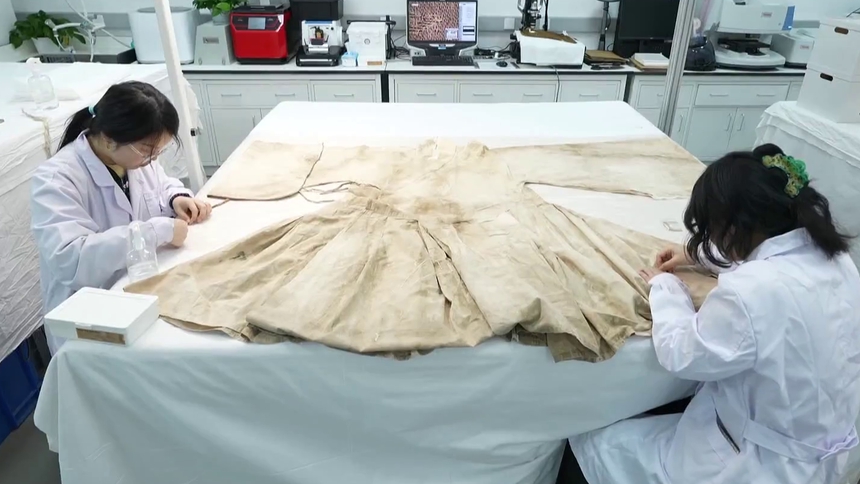 如何用科学技术手段修复纺织品残片？