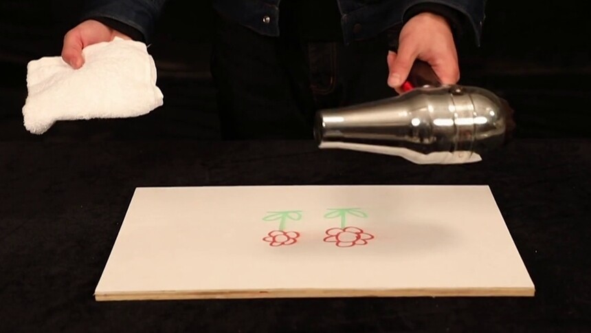 吹风机去彩笔渍的原理是什么？