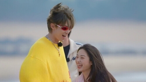 王鹤棣沈月竞争“拖鞋王”引爆笑