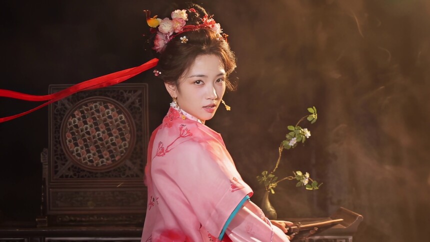 《宝珠》片场侧拍：代露娃烟火气十足的屠户女造型到华服加身惊艳变装，眼神切换张力拉满，宝珠这波属实有点东西！