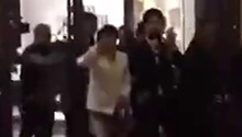 杨洋隔着玻璃也要和羊毛说话