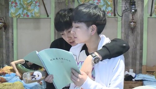 排排坐要发糖啦张晓钰黄汐源互搂练歌甜到腻人