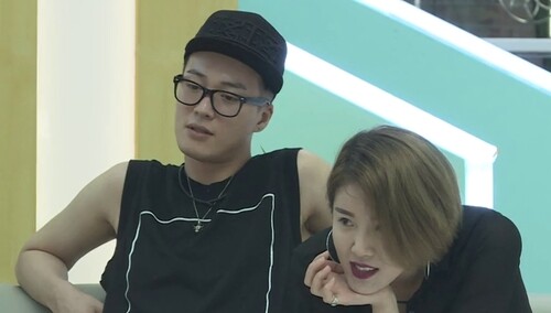 刚组cp就发糖欧东华送关名扬爱的抱抱超温柔