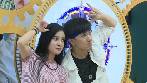 四金刚照片墙前温馨合影 孔繁浩拍照技术惨遭梁熙彬嫌弃-综艺-高清