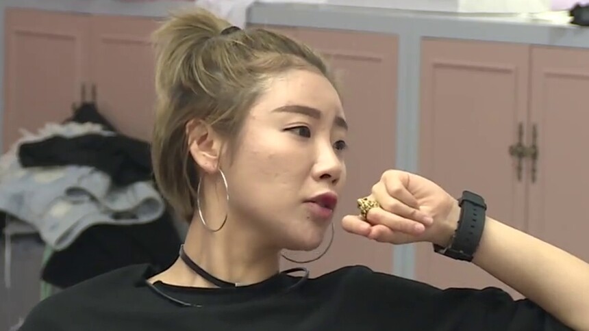 关名扬质疑何丽暗地插刀称其拒绝使用加油包动机不纯