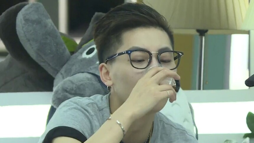 众房客嗨玩"抢数报名字"游戏 何丽周晨晞记忆力下线游戏惨败