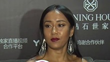 吉克隽逸被采访时耳坠夺目