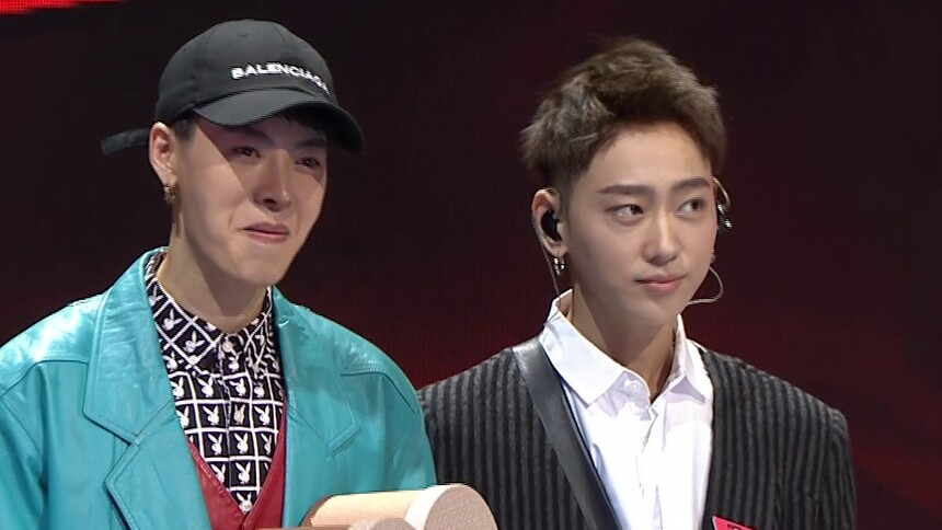 洪雨雷送粉丝娃娃显呆萌 养鸡自曝与魏巡住久了被同化