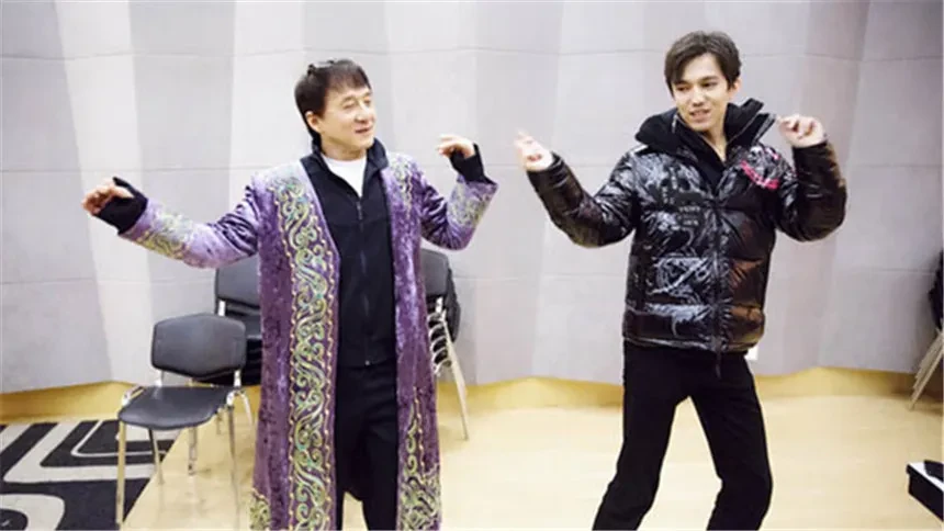 《和歌手在一起》第6期:幼稚鬼张杰炫耀魔术被怼 迪玛希见成龙超卖力