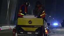 养护人员通宵铲雪保畅通