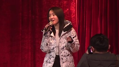 杨钰莹现身2019芒果跨年彩排现场穿着保暖笑容甜美